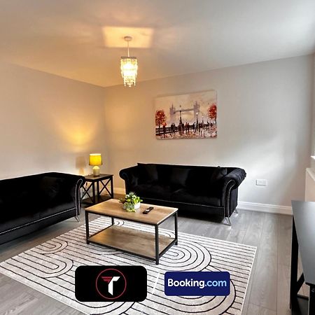 Spacious 4 Bedroom By Tara Stays Short Lets & Serviced Accommodation Aldershot With Free Wifi & Garden Exterior foto