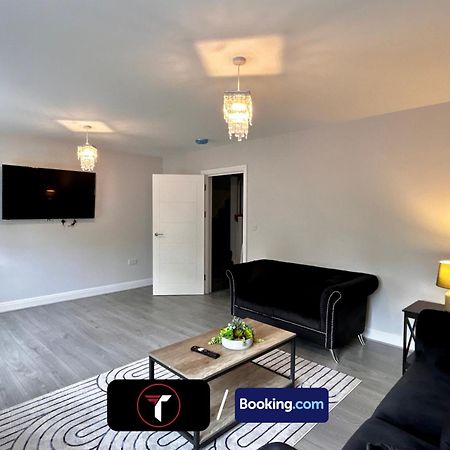 Spacious 4 Bedroom By Tara Stays Short Lets & Serviced Accommodation Aldershot With Free Wifi & Garden Exterior foto