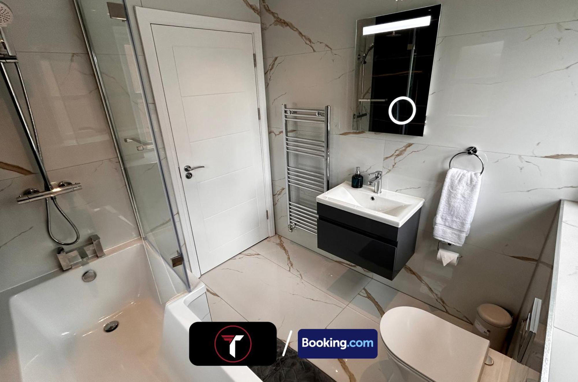 Spacious 4 Bedroom By Tara Stays Short Lets & Serviced Accommodation Aldershot With Free Wifi & Garden Exterior foto