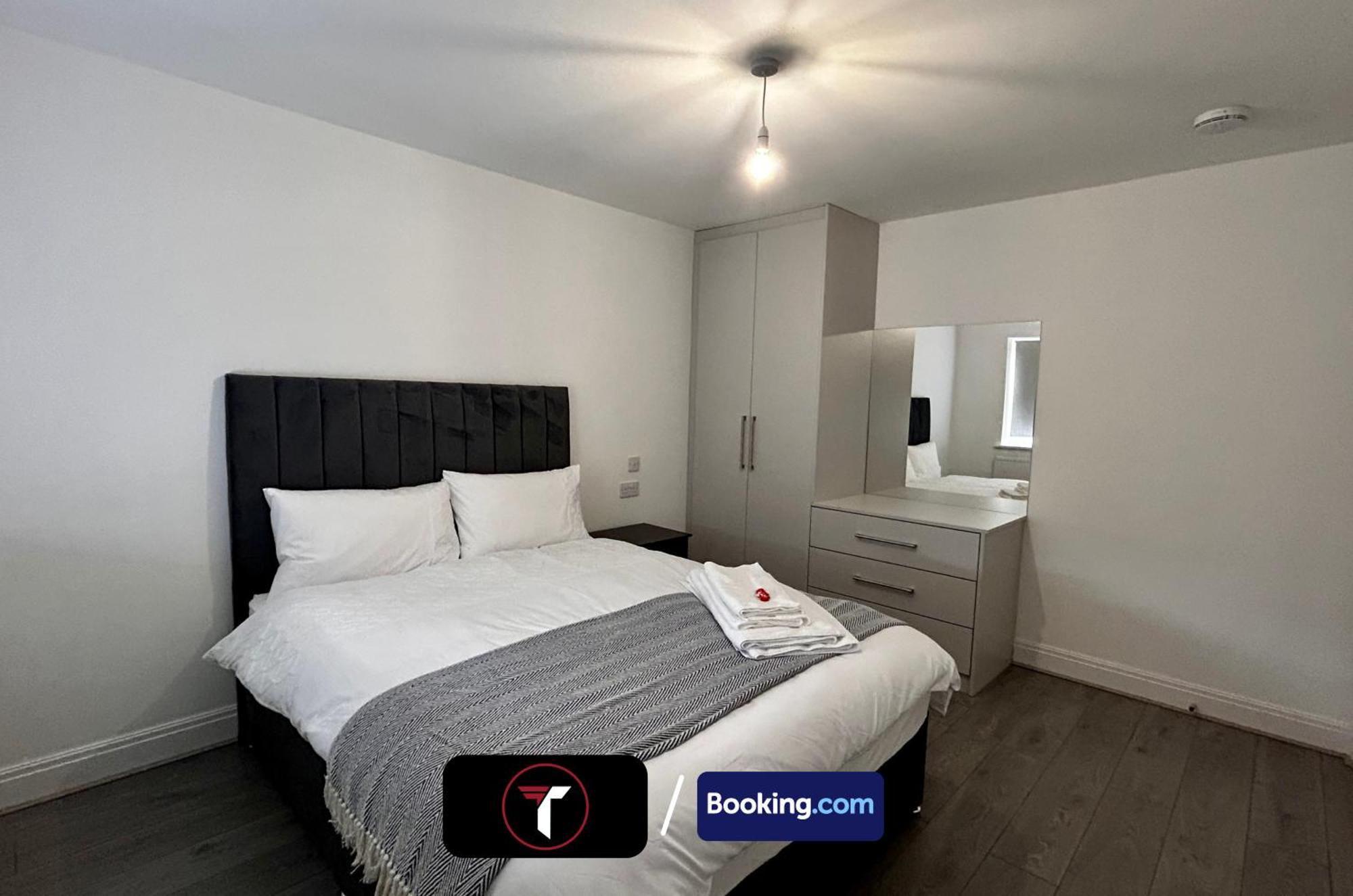 Spacious 4 Bedroom By Tara Stays Short Lets & Serviced Accommodation Aldershot With Free Wifi & Garden Exterior foto