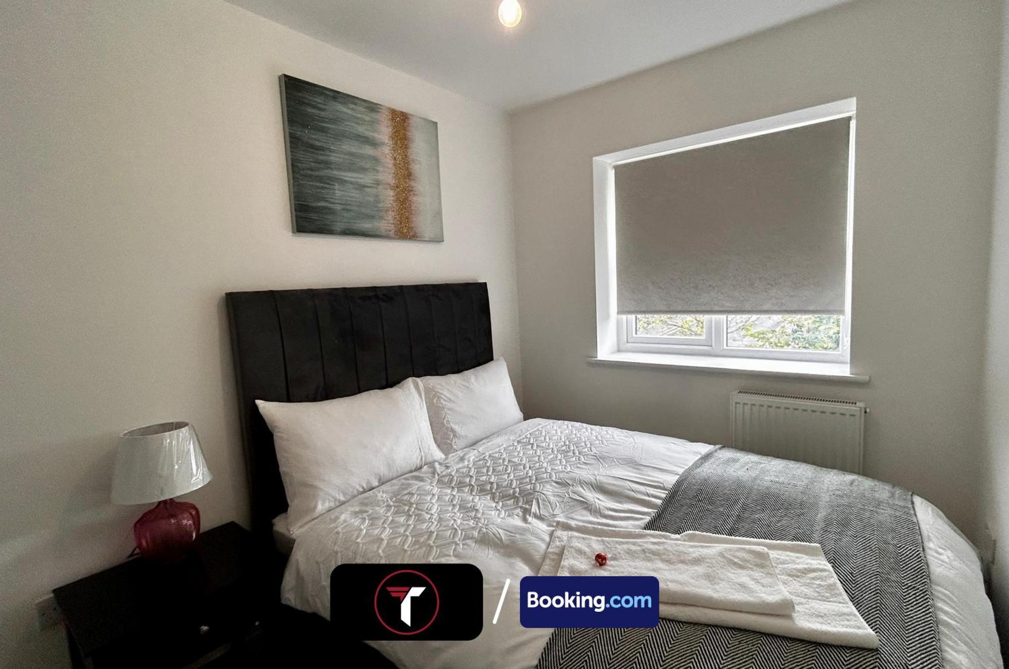 Spacious 4 Bedroom By Tara Stays Short Lets & Serviced Accommodation Aldershot With Free Wifi & Garden Exterior foto