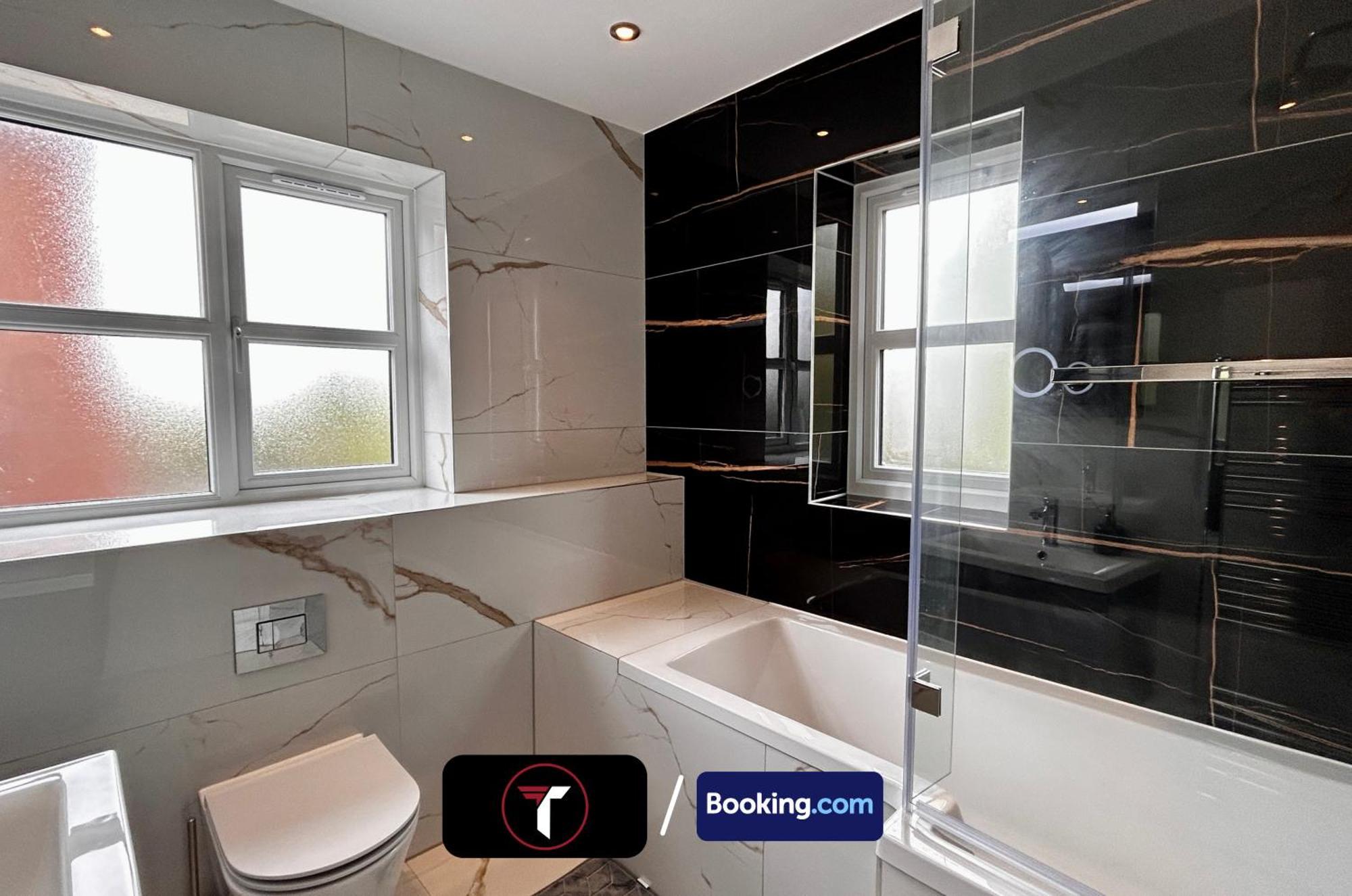 Spacious 4 Bedroom By Tara Stays Short Lets & Serviced Accommodation Aldershot With Free Wifi & Garden Exterior foto