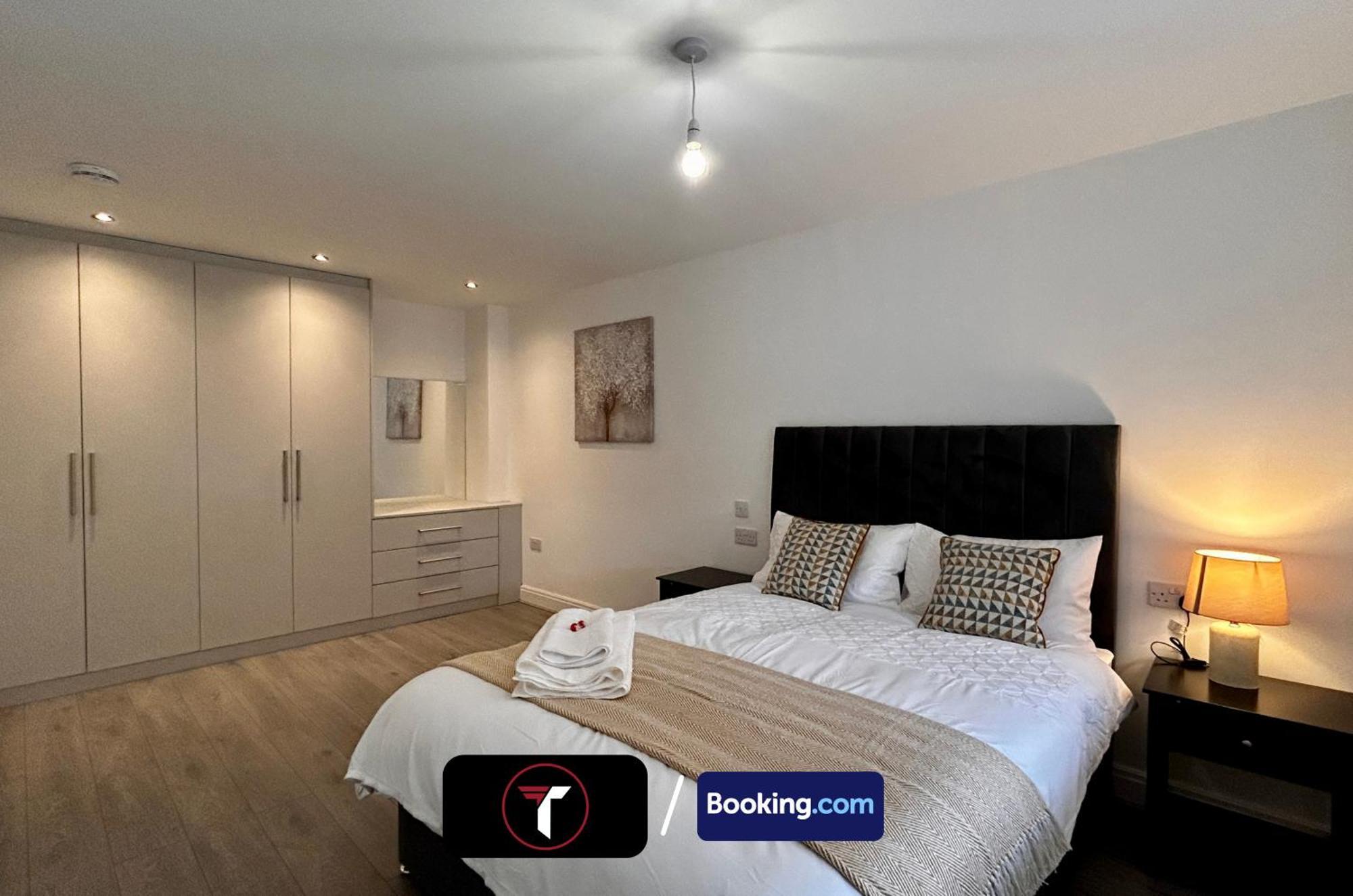 Spacious 4 Bedroom By Tara Stays Short Lets & Serviced Accommodation Aldershot With Free Wifi & Garden Exterior foto