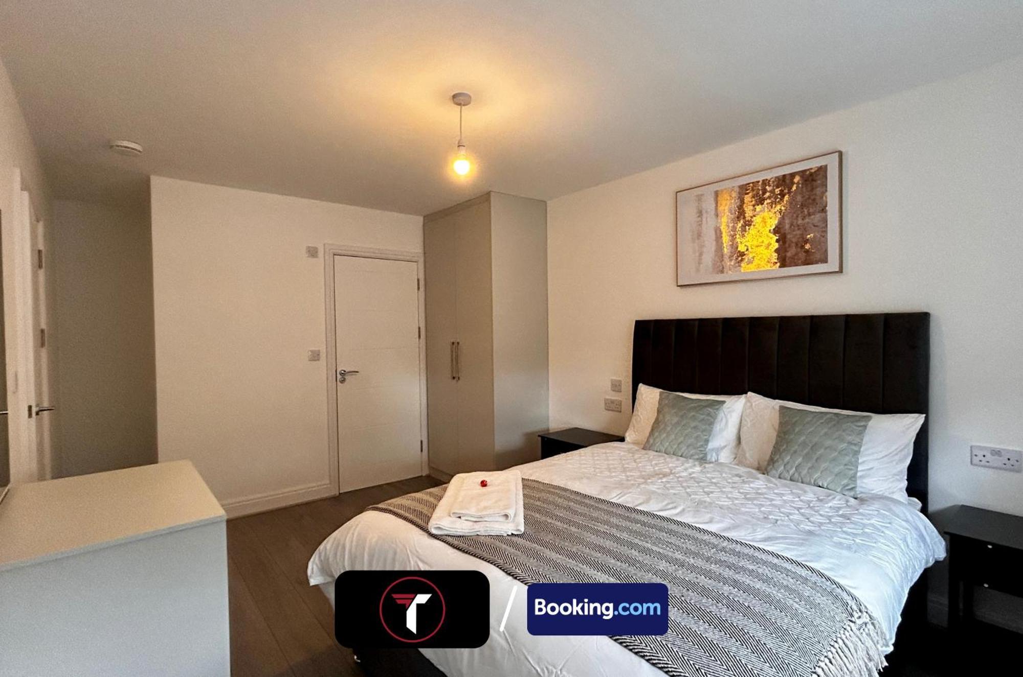 Spacious 4 Bedroom By Tara Stays Short Lets & Serviced Accommodation Aldershot With Free Wifi & Garden Exterior foto